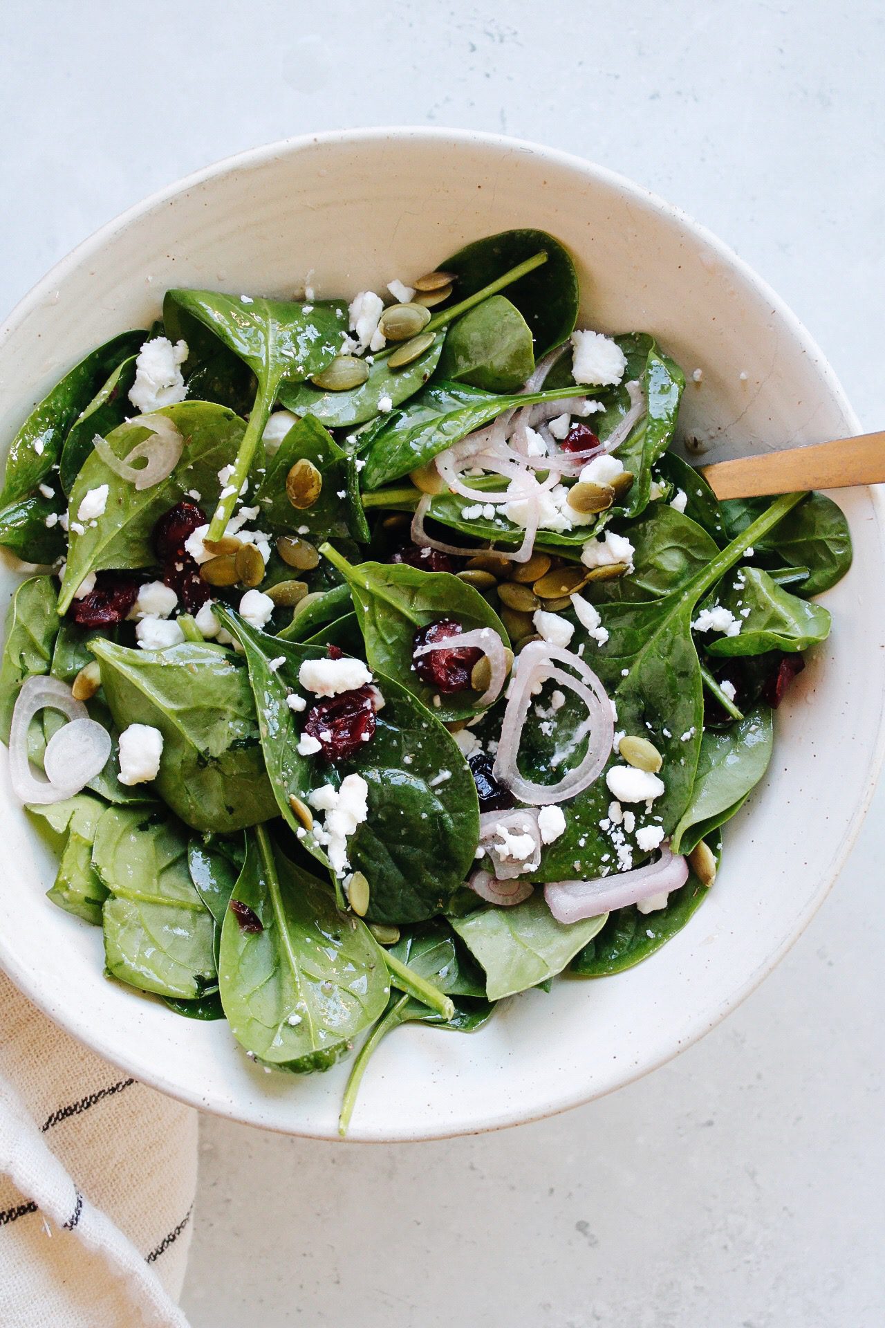 spinach and goat cheese salad with cranberries and shallot