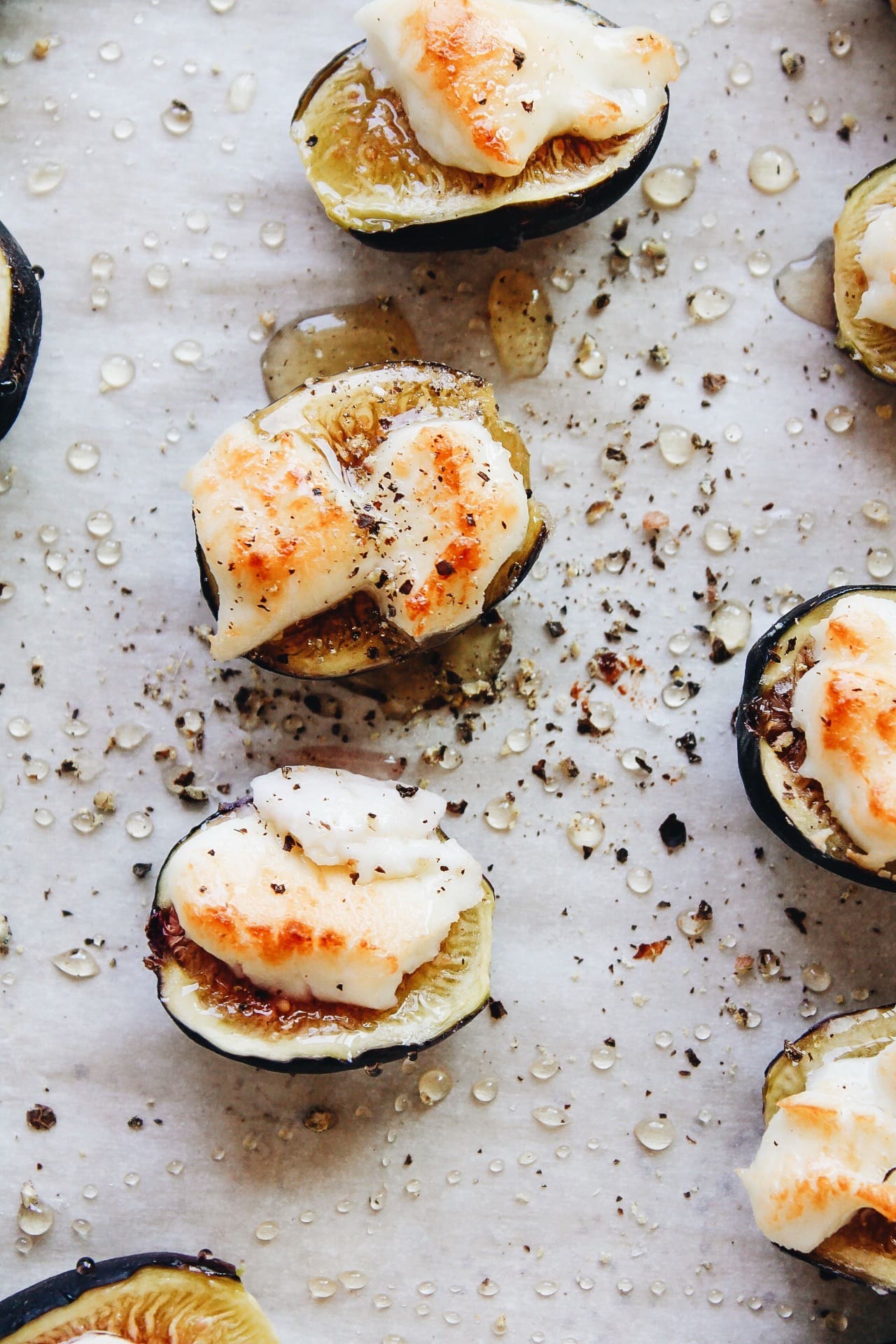 fig and goat cheese appetizer bites with honey and black pepper